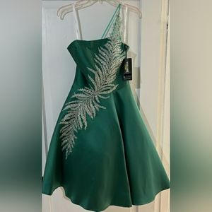 TERANI. Size 6. Green.